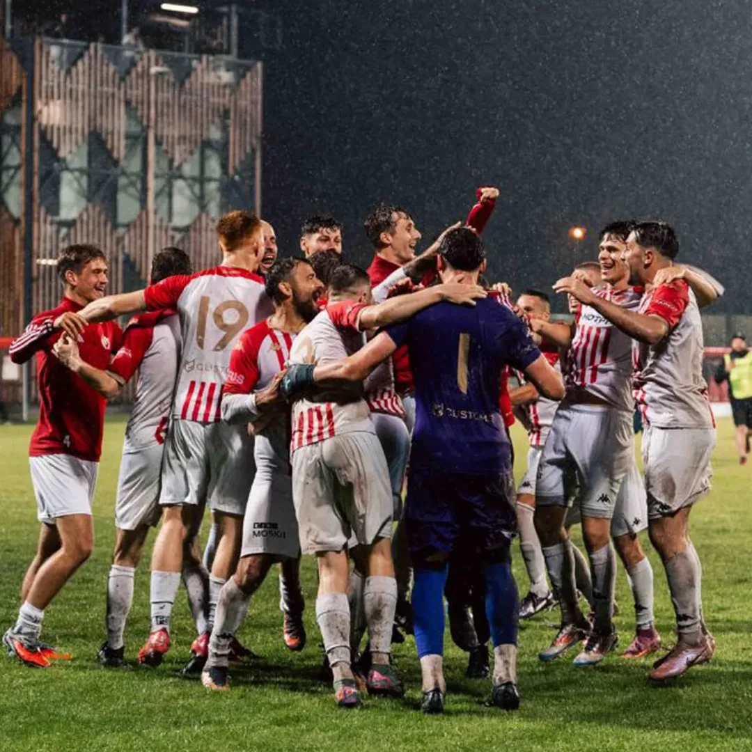 Piłkarze celebrujący zwycięstwo